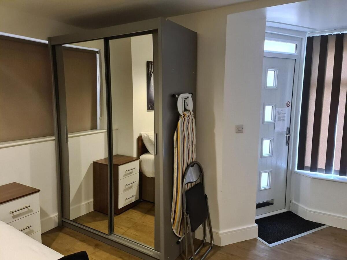 Sav Apartments Regent Лестър Стая снимка