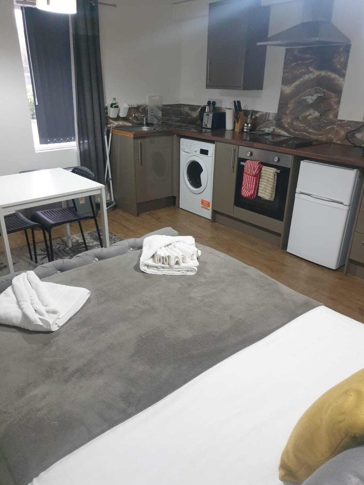 Sav Apartments Regent Лестър Стая снимка